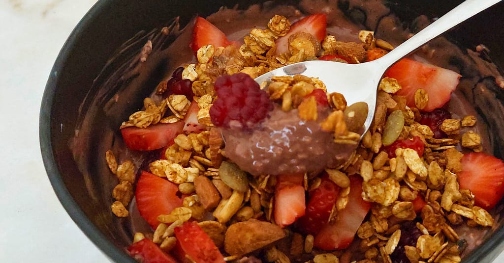 Bowl de Chocolate, coco, framboesas e morangos Refeições do dia Bowl de Chocolate, coco, framboesas e morangos