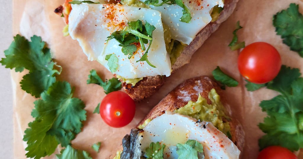 Bruschetta de guacamole com bacalhau assado. Sugestões para as refeições do dia Bruschetta de guacamole com bacalhau assado.