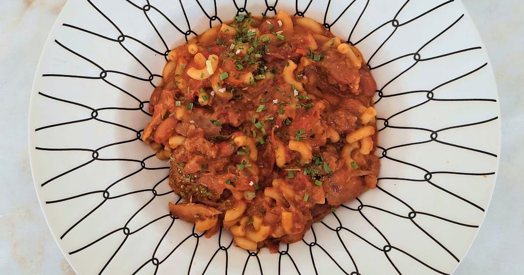4 receitas deliciosas: Conforto à Portuguesa Carne de Porco Estufada com Massa de Cotovelos e Feijão-Manteiga para o almoço