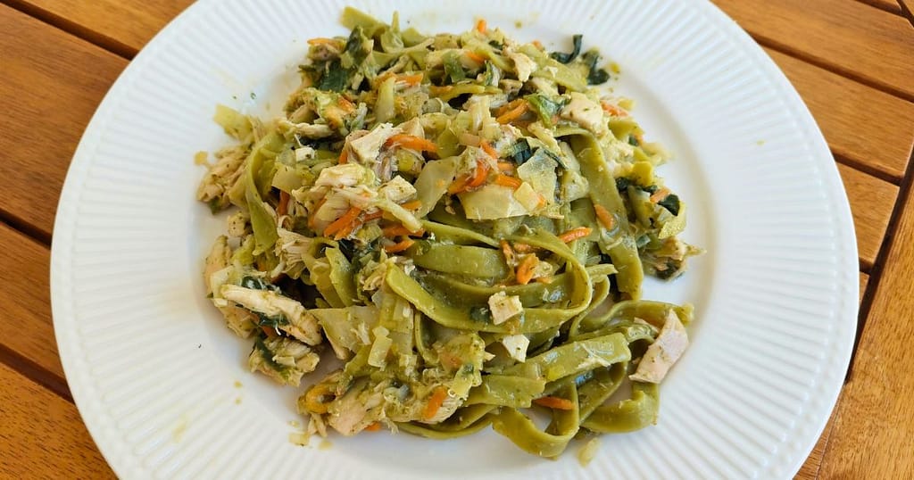 Ideias do pequeno-almoço ao jantar - Tagliatelle de espinafres com frango e pesto.