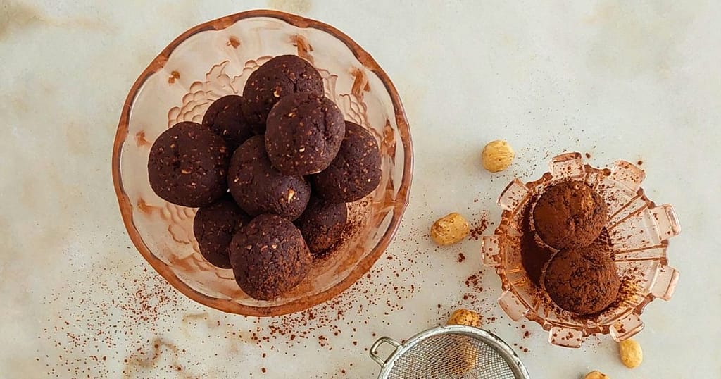 Energy balls de avelã proteicas numa taça