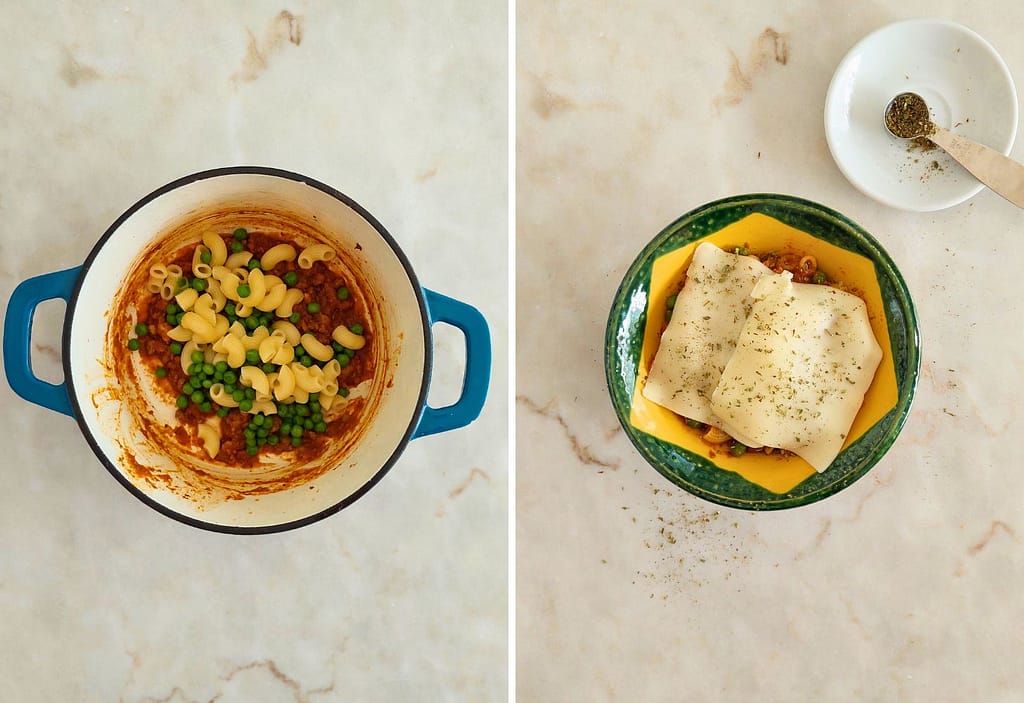 massa com ervilhas e molho de tomate na panela e preparado para ir ao forno gratinar