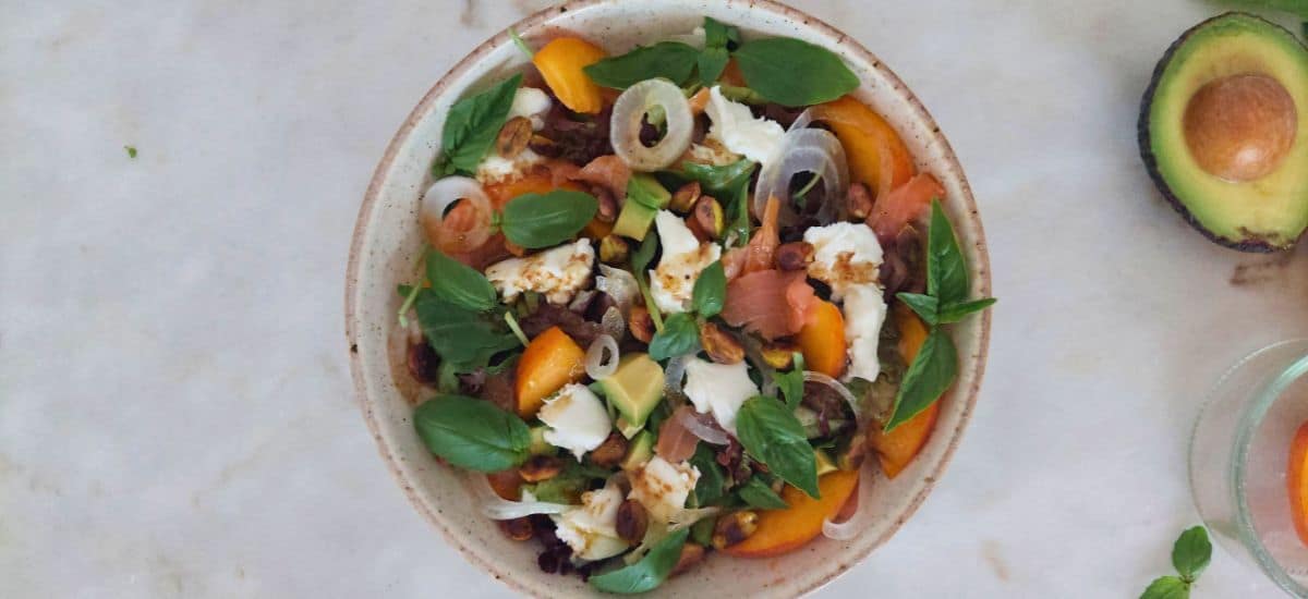 Salada de Pêssego, Salmão e Burrata – Fresca, Colorida e Rápida