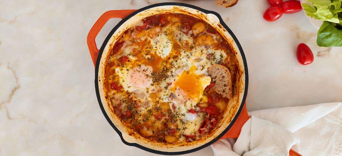 Tomatada com Feijão Branco e Ovo Escalfado – Receita Fácil