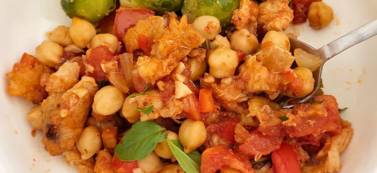 Bacalhau desfiado com grão-de-bico no forno – saudável e fácil