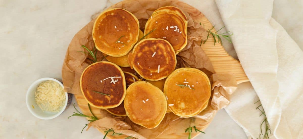 Panquecas salgadas de queijo e alecrim