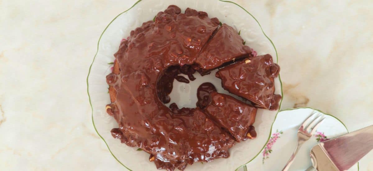 Bolo de Chocolate com Rum Simples e Rápido