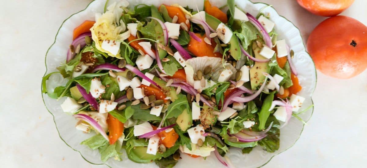 Salada de Diospiro e Queijo Fresco: Pronta em 10 minutos!