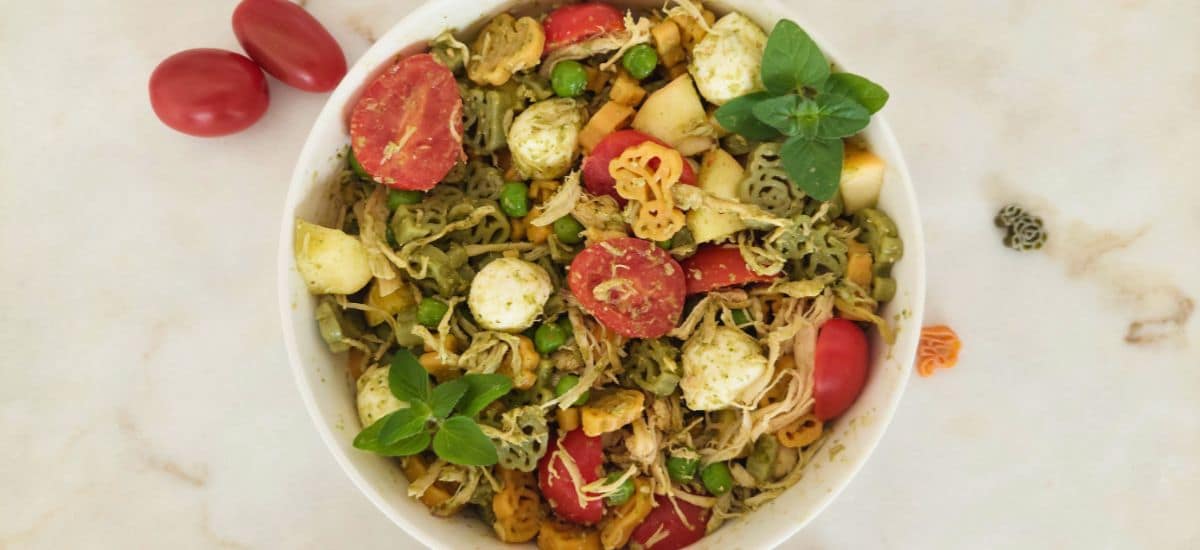 Salada de massa frango e pesto