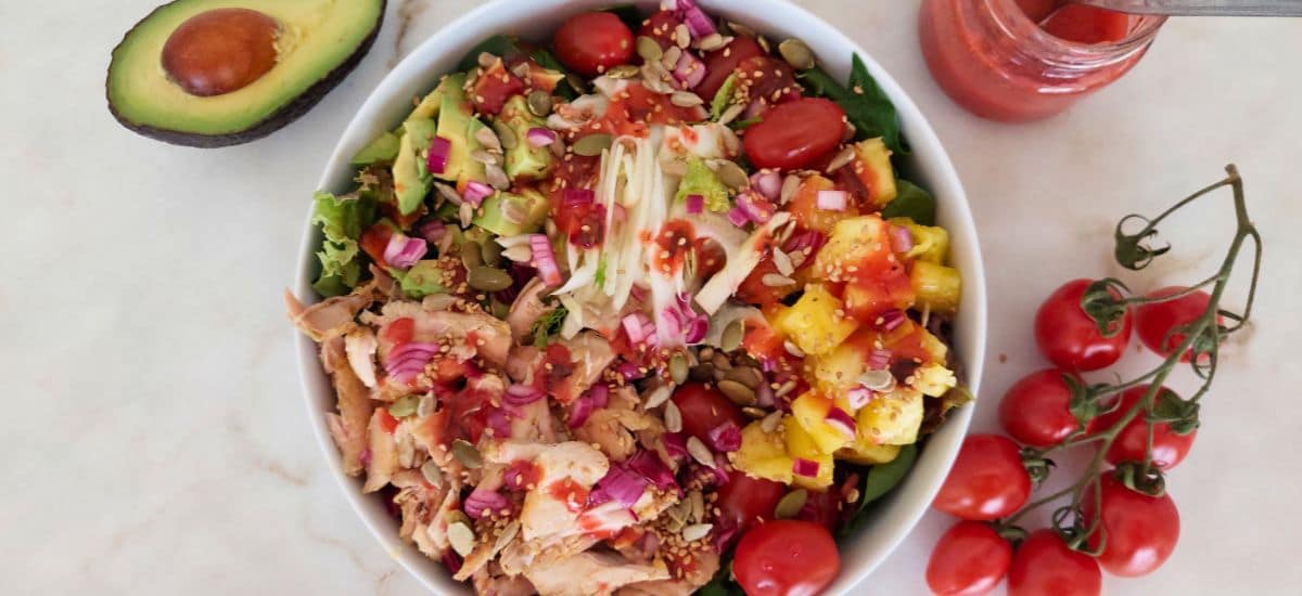 Salada rápida com sobras de frango assado