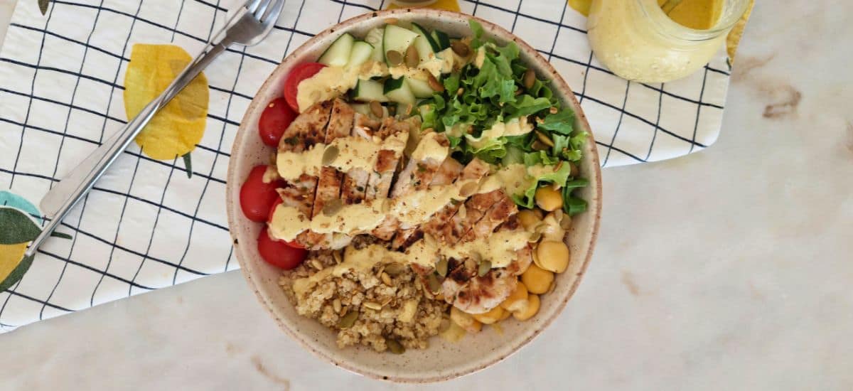 salada de peru com quinoa e molho de iogurte