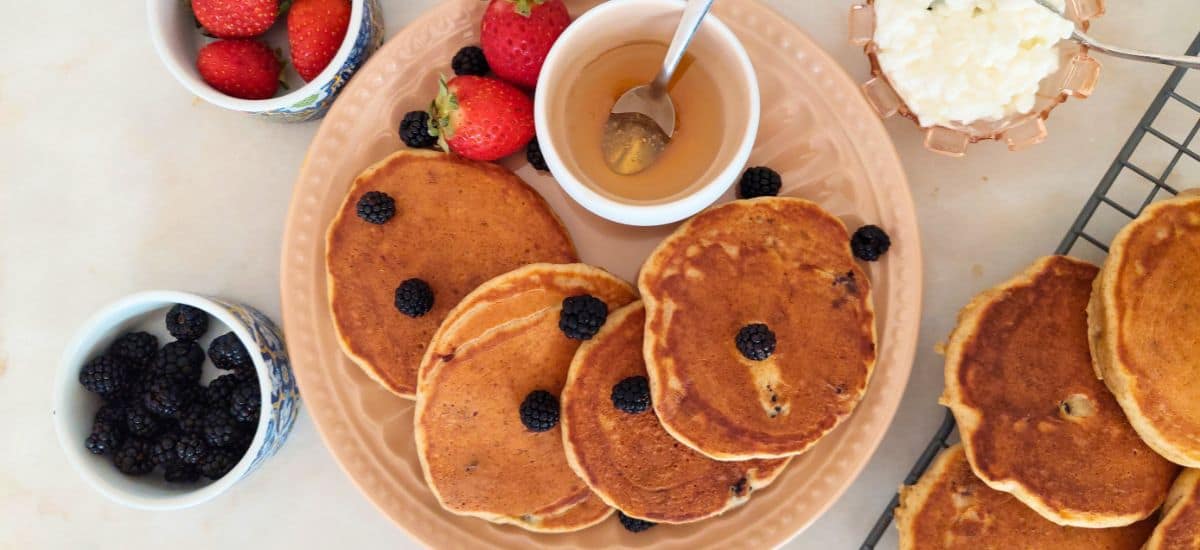 Panquecas de Descarte de Fermento Natural com Amoras – Fofas e Saudáveis