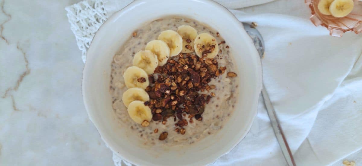 Papas de Aveia Cremosas com Banana e Skyr: Receita Saudável e Rica em Proteína
