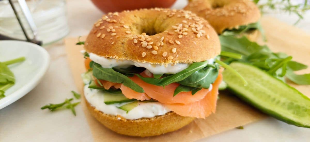 Bagel com Salmão Fumado e Queijo Creme (Receita Fácil em 10 Minutos)