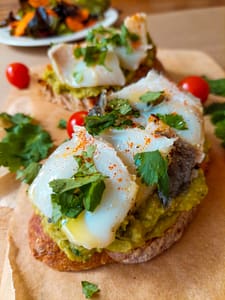 Bruschetta de guacamole com bacalhau assado.