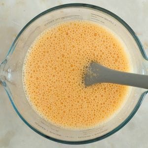 Diospiros, ovos, mel, laranja na taça para massa de pão de diospiro