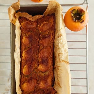 Pão de Aveia e Diospiro assado com fatias de diospiro na forma Receita Deliciosa para um Café da Manhã Saudável