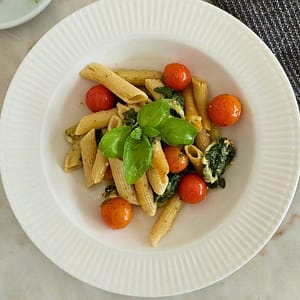 Penne com burrata e pesto
