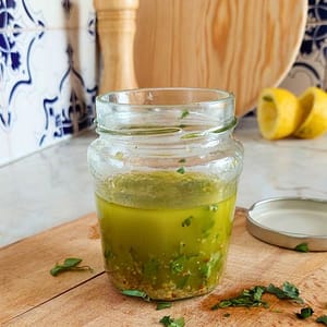 Molho para saladas caseiro e muito fácil de fazer: Receita de Molho vinagrete caseiro saudável.