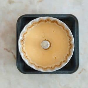 liquido na forma com caramelo liquido