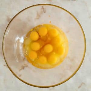 ovos, açúcar, raspas de laranja e limão