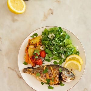 Prato de dourada assada na Airfryer com legumes e coentros frescos: como fazer dourada na airfryer - fácil e rápido