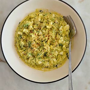 Salada de abacate com ovo cozido cremosa e fresca servida num prato