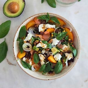 Salada fresca de pêssego, salmão fumado e burrata com pistácios: para almoço