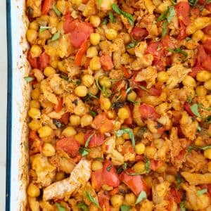 bacalhau desfiado com grão-de-bico num tabuleiro, depois de ir ao forno