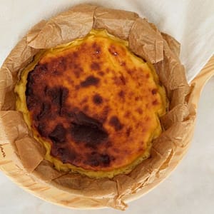 Tarte de queijo basca tarta de queso. Uma sobremesa espanhola fácil e rápida de preparar.