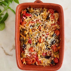 Tabuleiro de Massa com atum tomate e beringela no forno para jantar em 30 minutos.