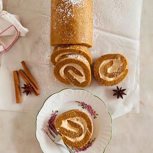 Torta húmida de Abóbora com Recheio de Chocolate Branco fatiada e servida num prato