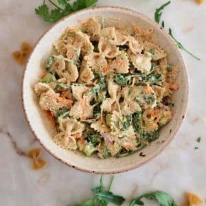 envolve a maionese saudável na salada de massa e serve