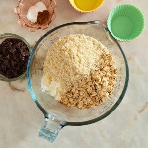 juntar todos os ingredientes dos muffins numa taça