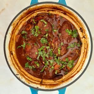 servias as bochechas de porco com ervas aromáticas frescas