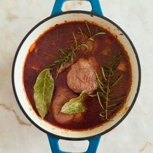 voltar a colocar as bochecas de porco e juntar os caldos