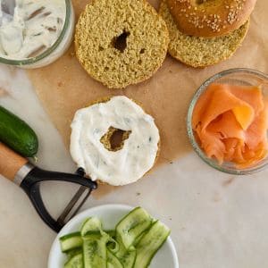 barrar o bagel com o creme de queijo