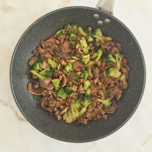 deixa cozinhar os brocolos e os cogumelos por 10 minutos