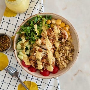 Salada saudável de peru com quinoa e molho de iogurte