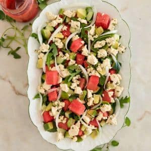 adicionar á salada de melancia o tofu marinado e a cebola