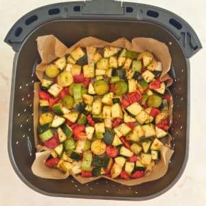colocar os legumes no fundo da airfryer