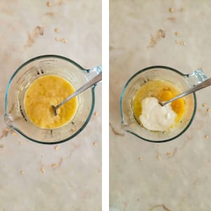 esmaga a banana com um garfo e junta os ingredientes liquidos