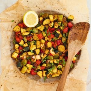 servir os legumes com ervas aromáticas e sumo de limão