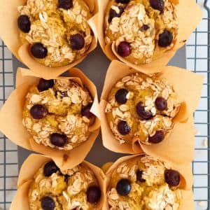 transfere os muffins para uma grelha para arrefecerem