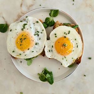 Tosta saudável Abacate, ovo, pesto e queijo cottage com canónigos