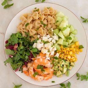 polvilha a salada de massa e camarão com hortelã