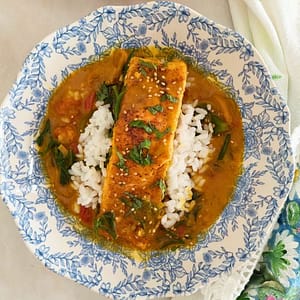 Caril de Salmão e Legumes em Molho de Coco e arroz basmati – Receita Fácil em 30 Minutos