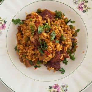 Estufado de vitela com arroz e ervilhas polvilhado com hortelã pronto a servir