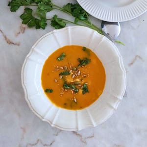 Creme de maruca com legumes servido no prato