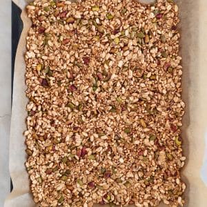 Granola no tabuleiro forrado com papel vegetal para ir assar